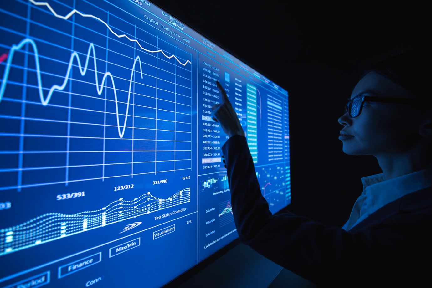 the-business-lady-standing-near-the-sensor-screenresized